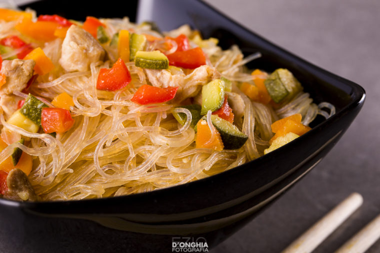 Spaghetti di soia, verdure e pollo